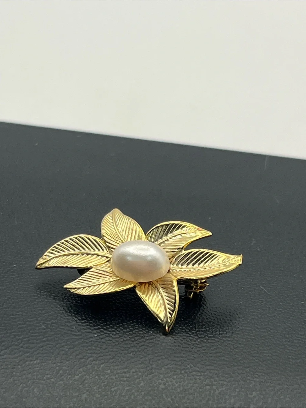 Gold tone faux pearl vintage flower leaves brooch pin